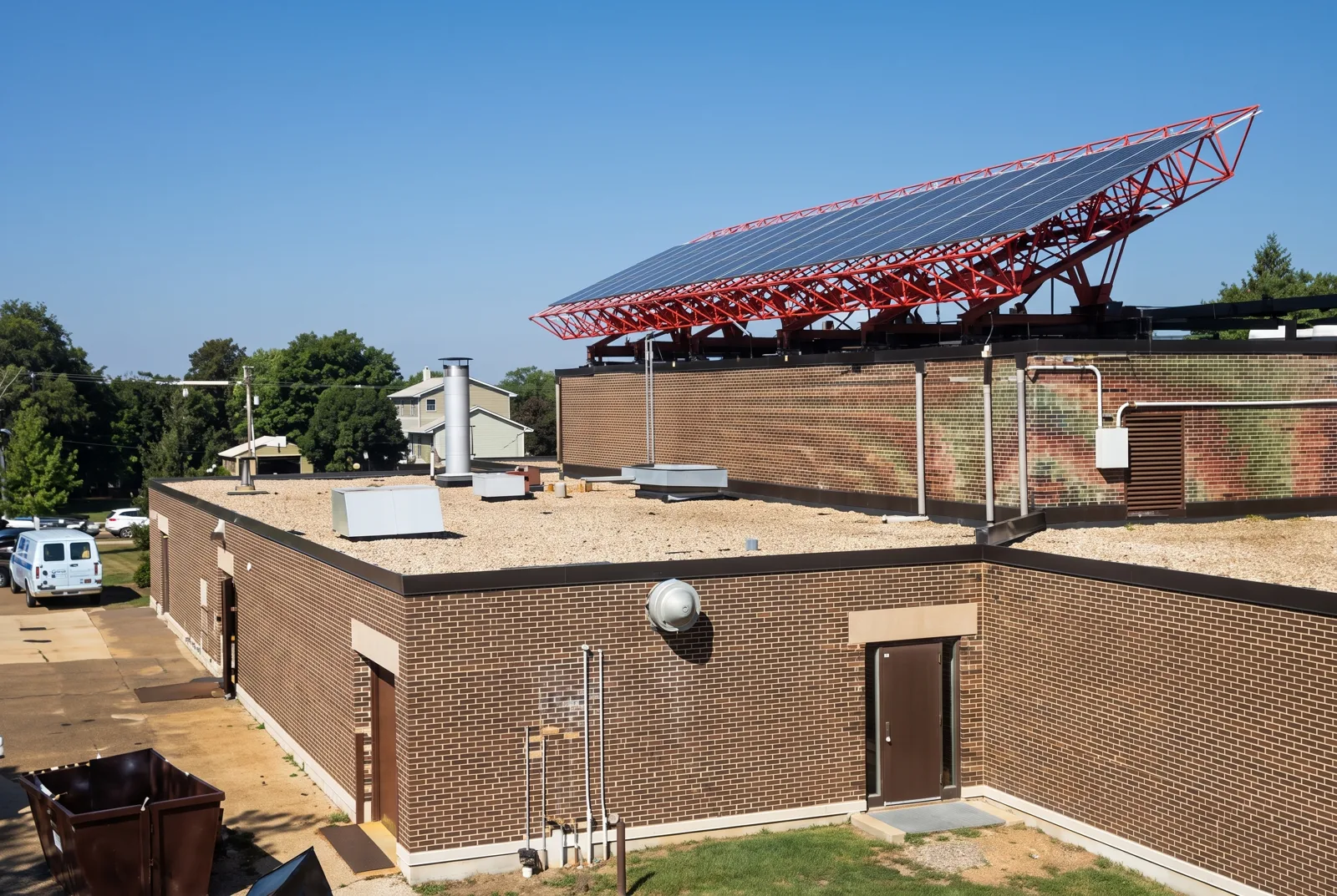 Building with a roof solar array